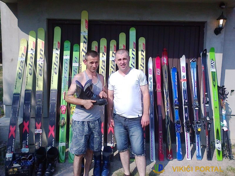 Enes Vikić u ime UG “Skijaški skokovi Vikići 2003” preuzima skijašku opremu iz R Slovenije od Elvisa Dželija Dželilovica