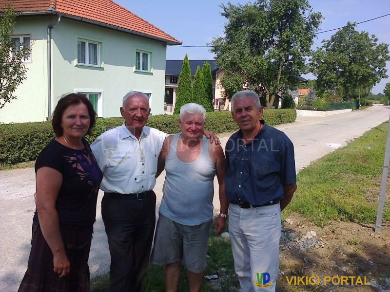 Mara, njen otac, Fikret Miskić i Zlatko Jagnić pored mjesta gdje su živjeli do 1960. god.