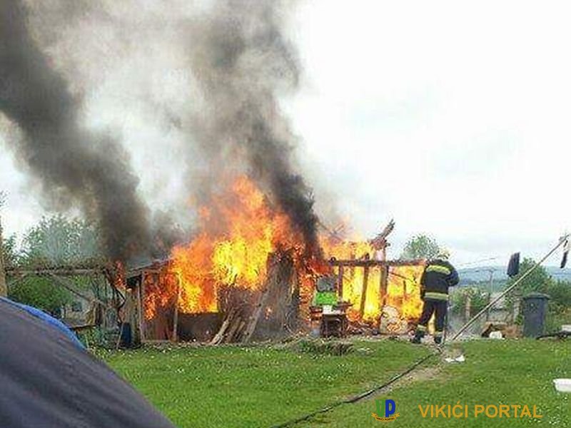vatrogasci pokušavaju ugasiti požar kuća Halilagić na Izačiću