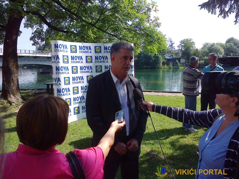 Šuhret Fazlić kandidat za gradonačelnika Bihaća daje intervju za medije