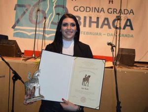 Ajla Skalić sa nagradom grada Bihaća "Japodski konjanik"