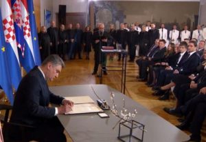 Predsjednik R Hrvatske Zoran Milanović potpisuje svečanu prisegu