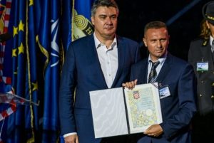 Milanović uručio odlikovanje generalu Jeliću, bjeguncu osumnjičenom za ratne zločine